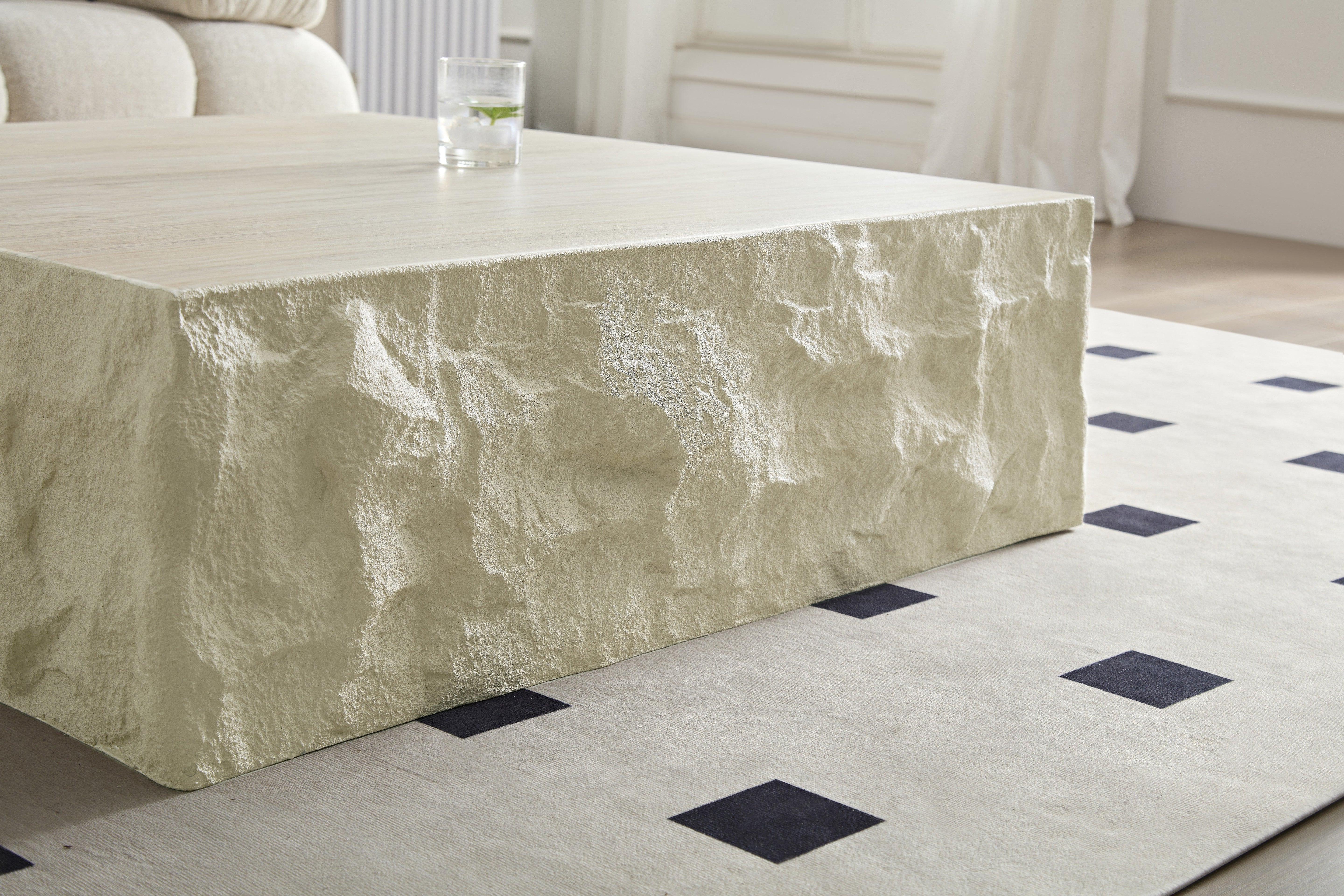 Table basse KAELIS sculpturale en pierre naturelle